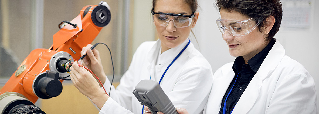 Two engineer woman working in a lab environment